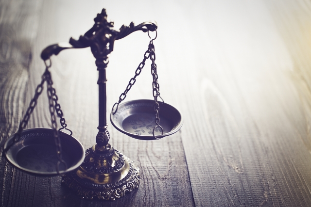 弁護士バッジのモチーフにもなっている天秤